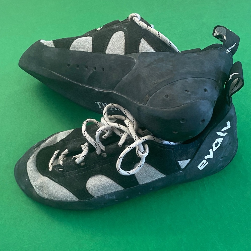 Evolv Black and Gray Men's Athletic Shoes